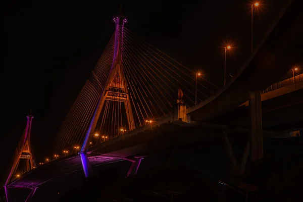 Éjszakai jelenet Bhumibol híd, a Bangkok, Thaiföld — Stock Fotó