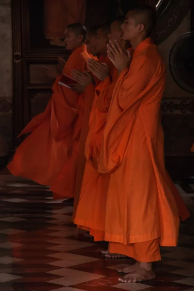 Monges chineses orando por budismo adoração dentro Wat Bhoman Khu — Fotografia de Stock