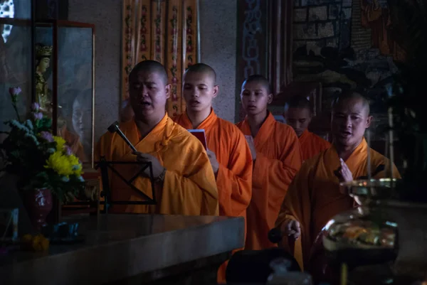 Chinese monniken bidden voor boeddhisme aanbidding in wat Bhoman khu — Stockfoto