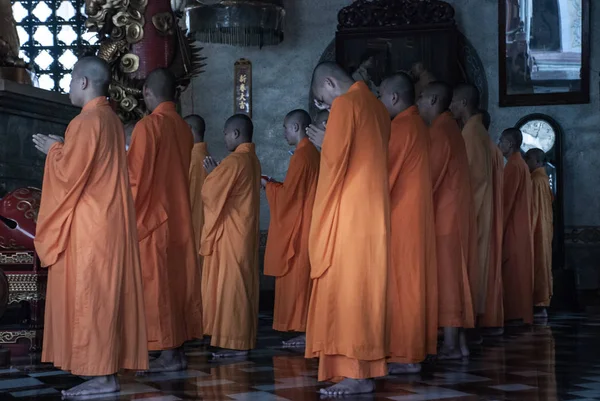 ワット・ボーマン・クーの中で仏教の礼拝を祈る中国の僧侶 — ストック写真