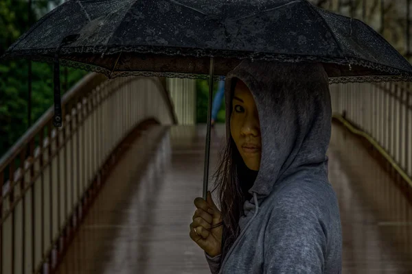 Joven asiática mujer hold paraguas y cruce en un puente de madera — Foto de Stock