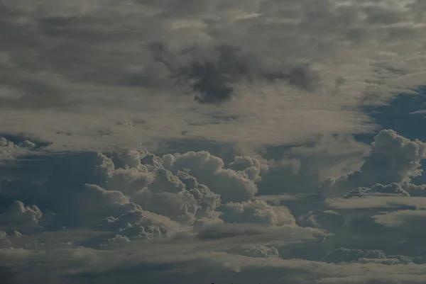 Céu dramático com nuvens tempestuosas, céu com nuvens tempo azul na — Fotografia de Stock