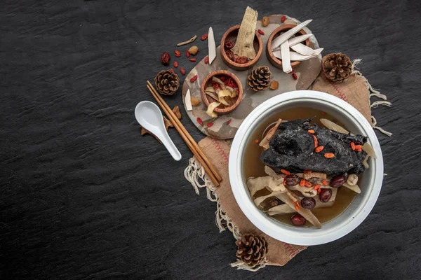 Китайский традиционный питательный рагу здоровья, тушеная черная кость — стоковое фото