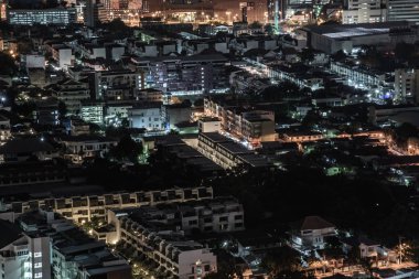 Bangkok şehir manzarası. Bangkok şehir merkezinde, gece görüşünde, çalılıklarda.