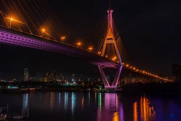 夜晚的场景普密蓬桥梁，曼谷泰国 — 图库照片