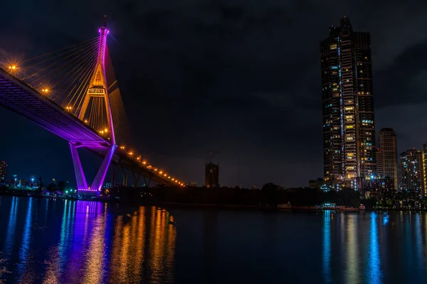 Gece sahne Bhumibol Köprüsü, Bangkok, Tayland — Stok fotoğraf