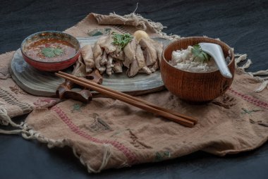 Asya usulü terbiye edilmiş tavuk (Betong Chickken)