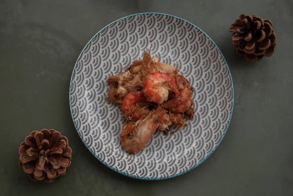 Вкусные аппетитные чесночные креветки, креветки на сковородке с жареным — стоковое фото