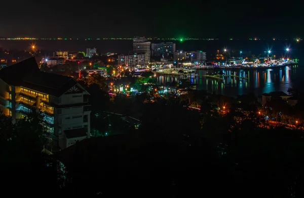 Laem Thaen avec vue sur la montagne Khao Sam Muk la nuit — Photo