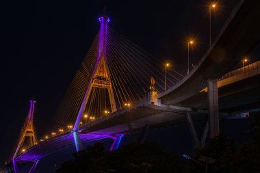 Gece sahne Bhumibol Köprüsü, Bangkok, Tayland