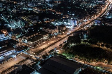 Bangkok şehir manzarası. Bangkok şehir merkezinde, gece görüşünde, çalılıklarda.