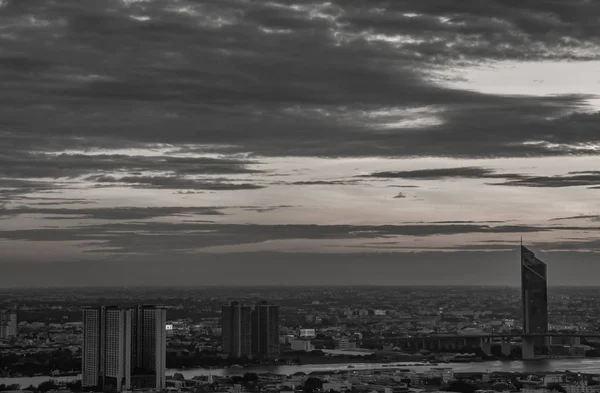 Sky View van Bangkok avond uitzicht met wolkenkrabber in de Business — Stockfoto