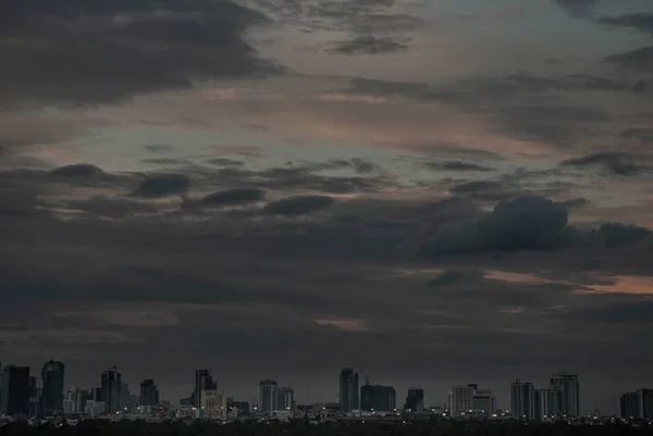 Nebeský pohled na Bangkok s mrakodrapy v obchodní čtvrti v — Stock fotografie