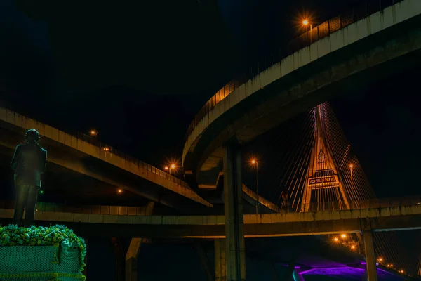 El Gran Rey Bhumibol Puente bajo el crepúsculo, Bangkok, Tailandia — Foto de Stock