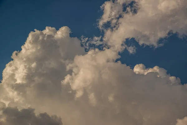 Gyönyörű kék ég felhők háttérben.Sky felhők, ég c — Stock Fotó