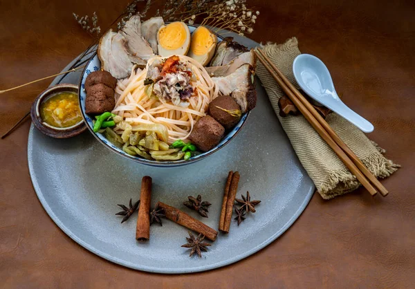 Traditioneel Chinees Gesneden Gestoofde Varkensvlees Noedels Met Varkensbouillon Gekookt Tofu — Stockfoto