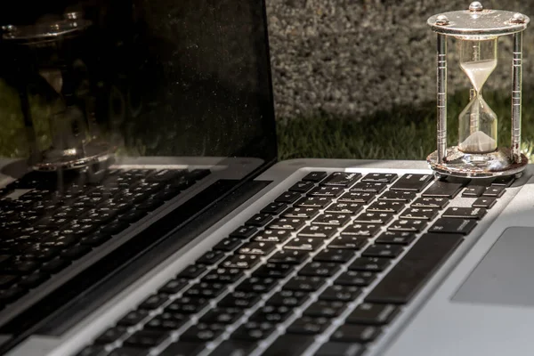 Reloj Arena Teclado Portátil Concepto Gestión Del Tiempo Cuenta Atrás —  Fotos de Stock