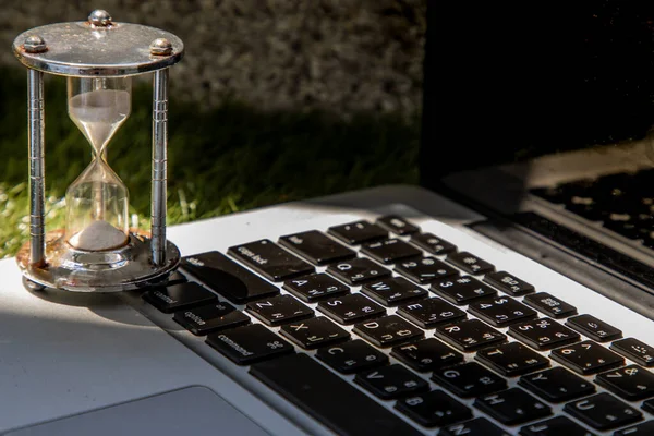 Sanduhr Auf Laptop Tastatur Zeitmanagement Konzept Und Countdown Zum Stichtag — Stockfoto