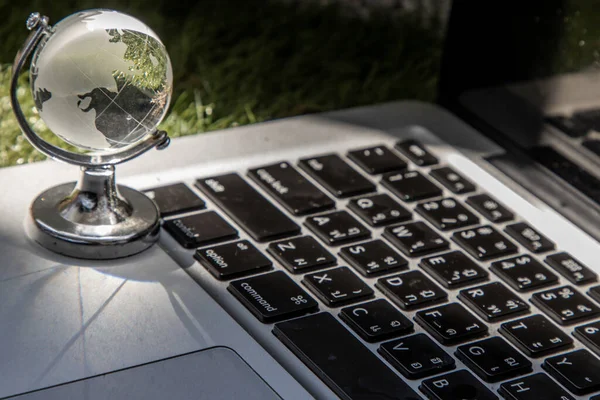 Globo Cristal Vidro Teclado Laptop Conceito Para Comunicação Global Negócios — Fotografia de Stock