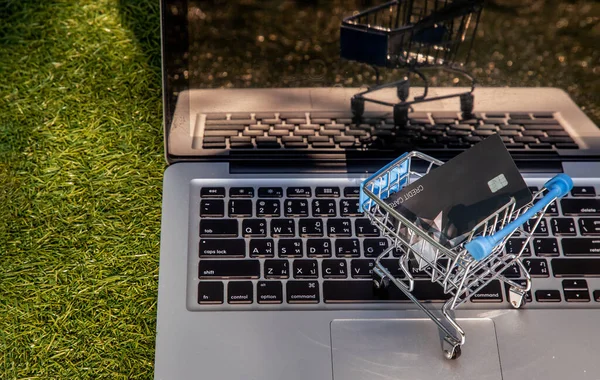 Una Tarjeta Crédito Carrito Supermercado Mini Teclado Portátil Concepto Comercio —  Fotos de Stock