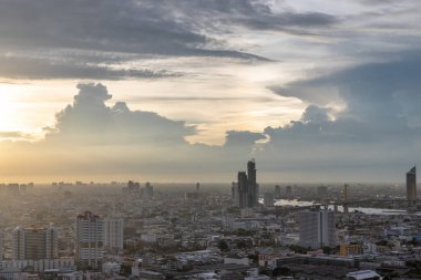 Bangkok, Tayland - 27 Mayıs 2020: Bangkok 'un gökdelenleri ile gökyüzü manzarası güzel bir alacakaranlıkta şehre modern bir stil kazandırıyor. Seçici odak.