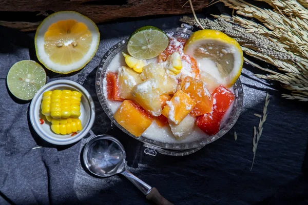 Tropische Verse Fruitsalade Met Melk Havermout Een Glazen Kom Geserveerd — Stockfoto