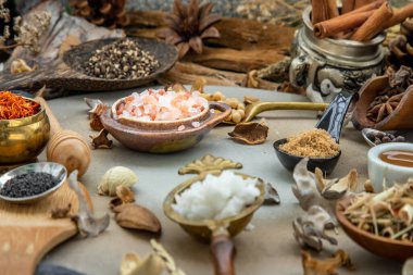 Kırsal tarzda çeşitli baharat ve otlar ve ballı ballı arka plan. Doğal bitki ilaçları, organik bitkiler ve sağlıklı konsept, seçici odaklanma.