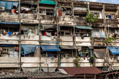 Bangkok, Tayland - 23 Kasım 2019: Balkonlarda, gecekondularda, varoşlarda, aşırı kalabalık ülkelerde, çok katlı apartman ve kiracı odunlarının geometrik desenleri.