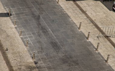 Sabah sokakta boş bir caddenin en üst görüntüsü. Boşluğu kopyala.