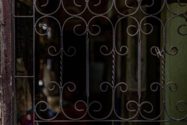 Pencerenin demir tırabzan elementleri. Ev dekorasyonu. Boşluğu kopyala.