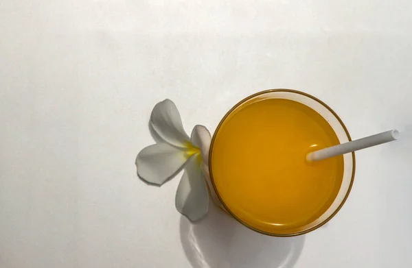 Ett Glas Färsk Apelsinjuice För Förfriskning Silver Bakgrund Fritidsverksamhet — Stockfoto