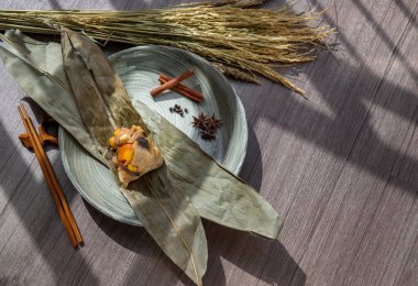 Çin pirinç köftesi (Zongzi) şekilli piramit şeklindeki kuru muz yaprağına sarılı yapraklar. Ejderha teknesinde (duan wu) ünlü Asyalı lezzetli el yapımı yemek festivali vesilesi.