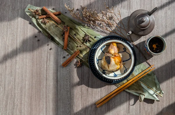 中国の団子 の形をしたピラミッド状のもので 茶碗中華風の具材と中国茶を添えた箸で包んだもの で有名なアジアのおいしい手作り料理祭りの機会 — ストック写真