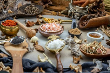 Kırsal tarzda çeşitli baharat ve otlar ve ballı ballı arka plan. Doğal bitki ilaçları, organik bitkiler ve sağlıklı konsept, seçici odaklanma.