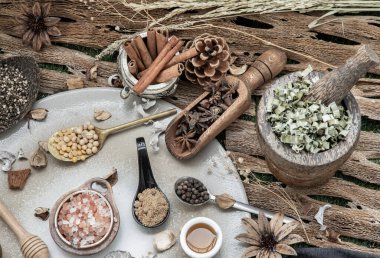 Kırsal tarzda çeşitli baharat ve otlar ve ballı ballı arka plan. Doğal bitki ilaçları, organik bitkiler ve sağlıklı konsept, seçici odaklanma.