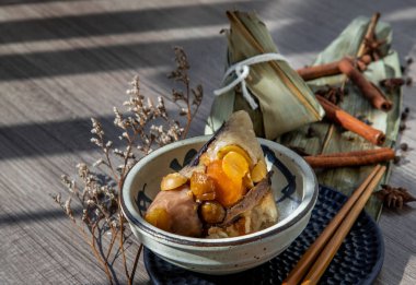 Çin usulü pirinç köfteleri (Zongzi) Çin usulü ve çubuklardaki yapraklarla sarılmış piramit şeklinde. Ejderha teknesinde (duan wu) ünlü Asyalı lezzetli el yapımı yemek festivali vesilesi.