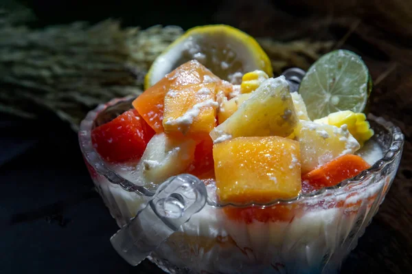 Tropische Verse Fruitsalade Met Melk Havermout Een Glazen Kom Donkere — Stockfoto