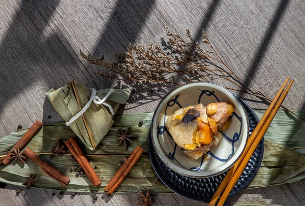 Kínai Rizs Gombóc Zongzi Alakú Piramis Alakú Csomagolva Levelek Összetevők — Stock Fotó