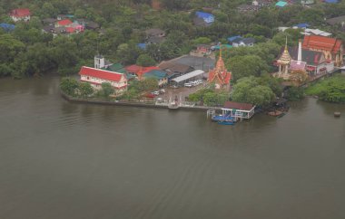 Bangkok, Tayland - 16 Haziran 2020 Bang Kachao akciğeri ve Chao Phraya nehri üzerinde havadan görüş. Güzel doğa..