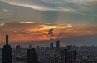 Bangkok, Tayland - 21 Haziran 2020: Gün batımından önce güzel şehir manzarası günün geri kalanı için rahatlatıcı bir his yaratıyor. Seçici odak.
