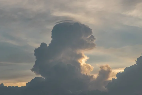 Langit Mendung Yang Indah Dengan Cahaya Yang Bersinar Dari Matahari — Stok Foto