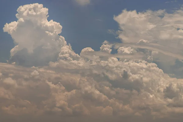 Der Wolkenverhangene Himmel Mit Dem Licht Der Sonne Die Weichheit — Stockfoto