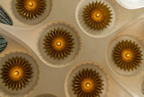 サイアム広場のScalaシネマに天井ランプ付きの美しいインテリアデザインの下のビュー — ストック写真