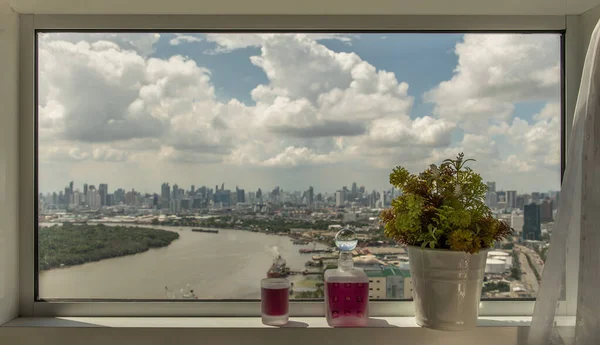Relaxační Prostor Okna Výhledem Město Užijte Chvíle Odpočinku Hroznovou Šťávou — Stock fotografie