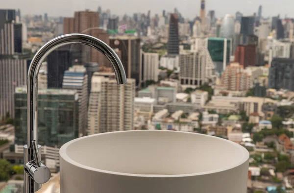 Moderno Lavabo Igienico Mano Con Paesaggio Urbano Che Può Guardare — Foto Stock