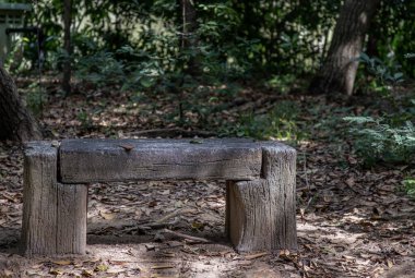 Parkta rahatlamak için eski ahşap banklar. Dinlenme kavramı.