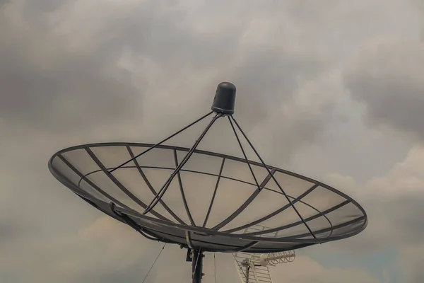 Black Satellite Dish Antenna Mottagare Mot Blue Sky Bakgrund För — Stockfoto