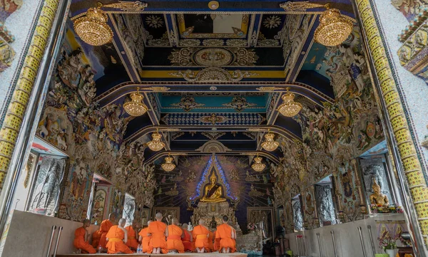 バンコク 2020年2月8日 ワット パリの寺院 で仏教の僧侶が仏像を祈り 敬意を払う 夕方のチャント 特に焦点がない — ストック写真