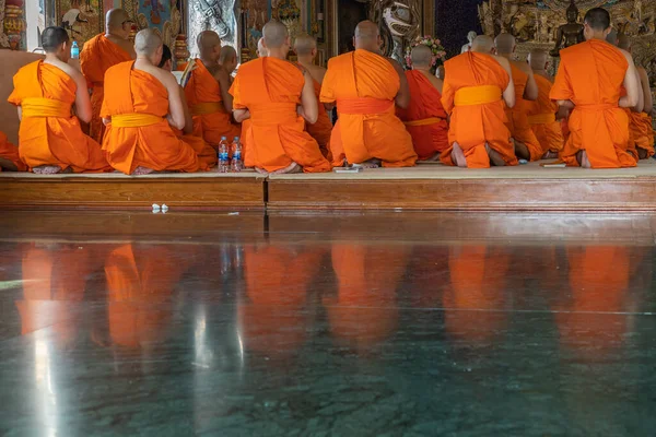 バンコク 2020年2月8日 ワット パリの寺院 で仏教の僧侶が仏像を祈り 敬意を払う 夕方のチャント 特に焦点がない — ストック写真