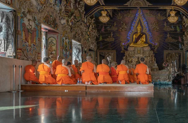 Bangkok Thailandia Febbraio 2020 Monaci Buddisti Pregano Rispettano Statua Buddha — Foto Stock